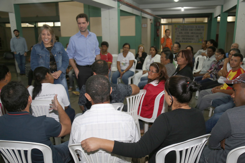Naila Mourthé e Pedro Azevedo durante visita à Escola Municipal Padre Celso de Carvalho